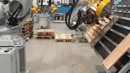 Robot d'assemblage de palettes dans l'usine Moutardi
